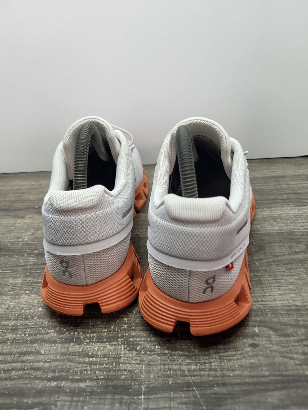 On Cloud 5 Athletic Comfort Running Womens Shoes Sz 9.5 Light Grey Coral - Picture 5 of 10